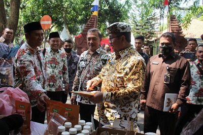 
Bupati Cirebon, Drs H Imron MAg berboincang dengan peserta stand pada  Pembukaan Semarak Hari Koperasi ke-75 Tahun Tingkat Kabupaten Cirebon, Kamis (25/8/2022).(Foro: bambang/dara.co.id)
