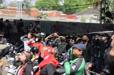 
Ribuan warga yang melintasi Jalan Gatot Subroto menuju Asia Afrika menghentikan sejenak laju kendaraannya di depan lampu merah. Mereka memberikan hormat pada detik-detik Peringatan HUT RI ke-77 Tingkat Kota Bandung, Rabu (17/8/2022). (Foto: bandung.go.id)
