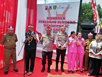 
Gubernur Jawa Barat, Ridwan Kamil, didampingi Kapolda Jaba Irjen Pol. Suntana,  Kapolres Garut, AKBP Wirdhanto Hadicaksono, dan Bupati Garut, Rudy Gunawan, saat meresmikan Monumen Pengrajin Bendera Merah Putih di Alun-alun Leles, Kecamatan Leles, Kabupaten Garut, Senin (22/8/2022).(Foto: andre/dara.co.id)