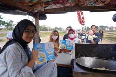 
Bapenda Jabar menggandeng pedagang tahu bulat dalam sosialisasi pajak (Foto: deram/dara.co.id)
