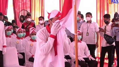 
Narapidana terorisme di Lapas Narkotika Kelas IIA Gunung Sindur dan Lapas Khusus Kelas IIA Gunung Sindur, Bogor, kembali ke pangkuan NKRI ditandai dengan pengucapan ikrar setia NKRI di Lapangan Lapas Narkotika Gunung Sindur, Bogor, Senin (15/8/2022).(Foto: andre/dara.co.id)
