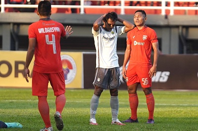 
Frets Butuan gagal memaksimalkan peluang ke gawang Borneo F Cdalam lanjutan Liga 1 di Stadion Segiri, Samarinda, Minggu (7/8/2022). Persih kalah 1-4. (© PERSIB.co.id)

