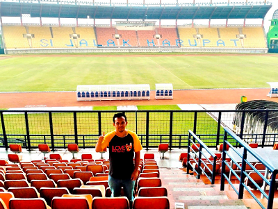 
Panitia lokal dari PD PERSIS Kabupaten Bandung mengecek kesiapan Stadion Si Jalak Harupat yang akan digunakan Persatuan Islam untuk Silatbar dan Launching Muktamar PP PERSIS, Sabtu (27/8/2022). (Foto: persis.or.id) 