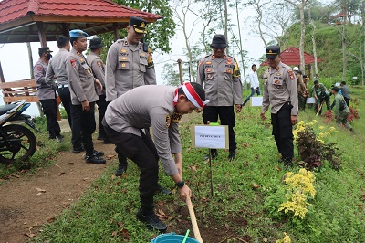 

Kapolres Garut, AKBP Wirdhanto Hadicaksono, melakukan penanaman pohon di wilayah hukum Polsek Cikelet, tepatnya di wilayah Puncak Malaya, Desa Girimukti, Kecamatan Cikelet, Kabupaten Garut, Kamis (11/8/2022).(Foto: andre/dara.co.id)
