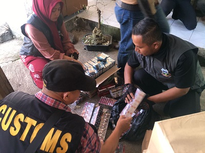 
Pelaksanaan kegiatan operasi bersama pemberantasan Barang Kena Cukai (BKC) Rokok Ilegal di beberapa titik di Kabupaten Garut, Jumat (26/8/2022).(Foto: andre/dara.co.id)


