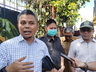 Bagja Setiawan bersama Komisi 4 DPRD KBB terjun langsung ke SDN Bunisari, Desa Gadobangkong Kecamatan Ngamprah, menyusul aksi penyegelan sekolah tersebut oleh pihak yang mengaku ahli waris, Senin (8/8/2022). (Foto: heny/dara.co.id)

