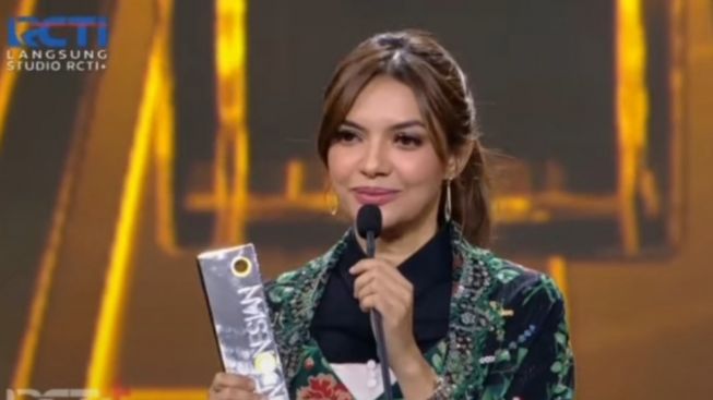 Najwa Shihab di atas Panggung Indonesian Televisi Awards 2022 (Instagram/suara.com)