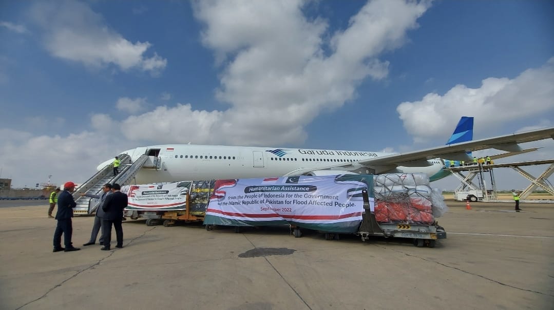 Bantuan Kemanusiaan RI bagi korban bencana banjir dan longsor tiba di Pakistan, Selasa (27/09/2022). (Foto: Humas Kemlu)

