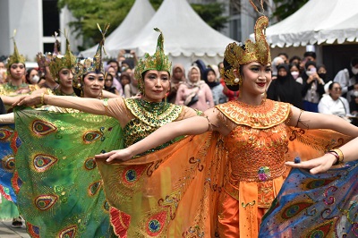 Sebanyak 1.027 orang mengikuti tari kolosan Tari Merak Sadunya di pelataran Gedung Sate, Kota Bandung, Minggu (18/9/2022).(Foto: deram/dara.co.id)

