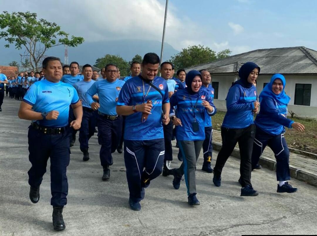 Petugas Pemasyarakatan Garut Raya yang terdiri dari Lapas, Rutan dan Bapas Garut melaksanakan Pembinaan Jasmani, Jumat (2/9/2022) (Foto: Istimewa)