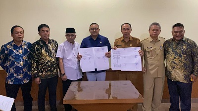 
Berfoto bersama usai Rapat Badan Anggaran DPRD  Kabupaten Sukabumi dengan TPAD (Tim Anggaran Pemerintah Daerah), di Hotel Pangrango Sukabumi Rabu sore ( 20/9/2022). (Foto: dian/dara.co.id)
