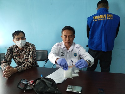 
Kepala BNNK Bandung Barat M. Julian menunjukan barang bukti narkotika jenis sabu-sabu hasil penangkapan di wilayah Lembang saat konferensi pers di Kantor BNN KBB, Senin (16/9/2022). (Foto: heny/dara.co.id)