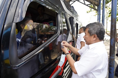 
Bupati Garut, Rudy Gunawan, mengunjungi Terminal Guntur Garut dalam rangka mengecek angkutan transportasi pasca kenaikan BBM, Rabu (14/9/2022). (Foto: andre/dara.co.id)