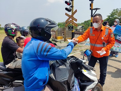 
PT Kereta Api (PT KAI) Daop 3 Cirebon sosialisasi keselamatan di sikitar jalur perlintasan kereta api. (Foto: istimewa)
