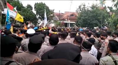 Ratusan mahasiswa yang tergabung dalam Aliansi BEM Sukabumi (Asbi) melakukan aksi unjuk rasa memprotes kebijakan pemerintah menaikan harga Bahan Bakar Minyak (BBM), di gedung DPRD Kota Sukabumi, Jl. Ir. H. Juanda Cikole, Rabu (7/9/2022). (Foto: dian/dara.co.id)