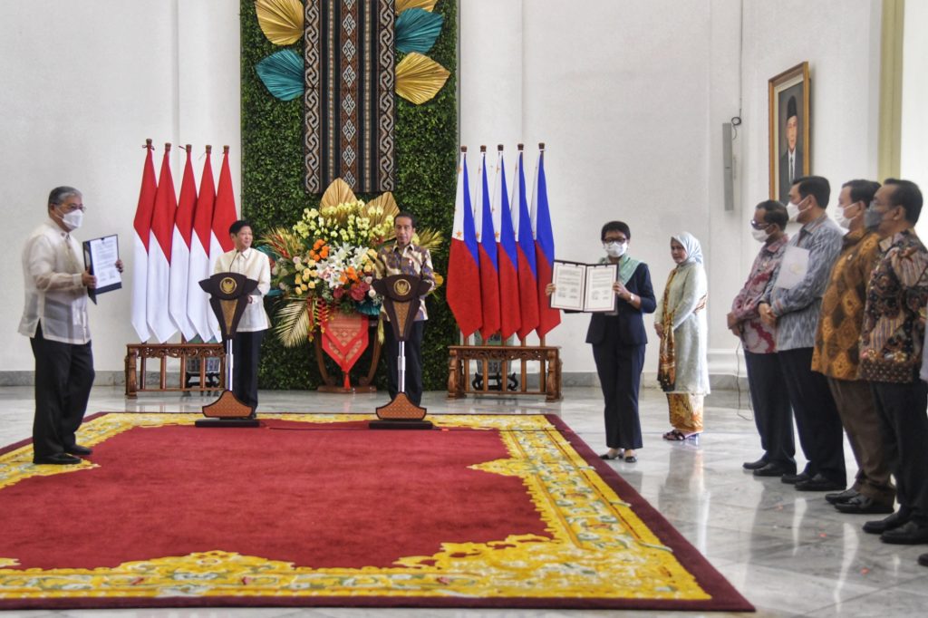 Presiden Jokowi dan Presiden Marcos Jr menyaksikan penandatangan MoU antara kedua negara, di Istana Kepresidenan Bogor, Jawa Barat, Senin (05/09/2022). (Foto: Humas Setkab/Rahmat)

