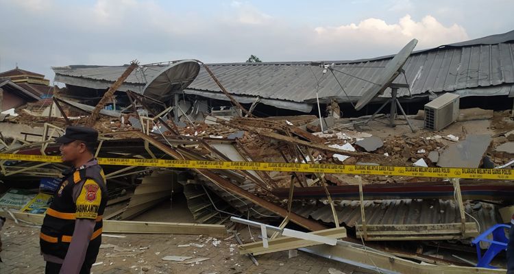 Indomaret di Pasirjambu tiba rubuh (Foto: dok  Polsek Pasirjambu)