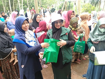 

Ketua TP PKK Kabupaten Bandung Hj. Emma Dety Dadang Supriatna membagikan paket sayuran dan makanan bayi saat menyusuri perkampungan di Kampung Cisalak, Desa Mekarlaksana, Kecamatan Ciparay, Kabupaten Bandung, Jumat (23/9/2022).(Foto: Prokopim)


