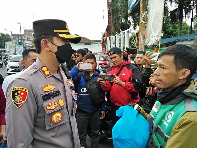 
Kapolres Garut, AKBP Wirdhanto Hadicaksono, bersama jajaran saat membagikan paket sembako kepada sopir angkutan umum dan ojek online di kawasan Simpang Lima, Kecamatan Tarogong Kidul, Kabupaten Garut, Kamis (8/9/2022).(andre/dara.co.id)

