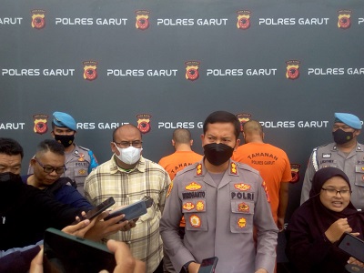 

Kapolres Garut, AKBP Wirdhanto Hadicaksono, didampingi Kasat Reskrim, AKP Dede Sopandi, saat menggelar ekspose penyimpangan BBM bersubsidi di Mapolres Garut, Jalan Sudirman, Kecamatan Karangpawitan, Kabupaten Garut, Rabu (7/9/2022). (Foto: andre/dara.co.id)
