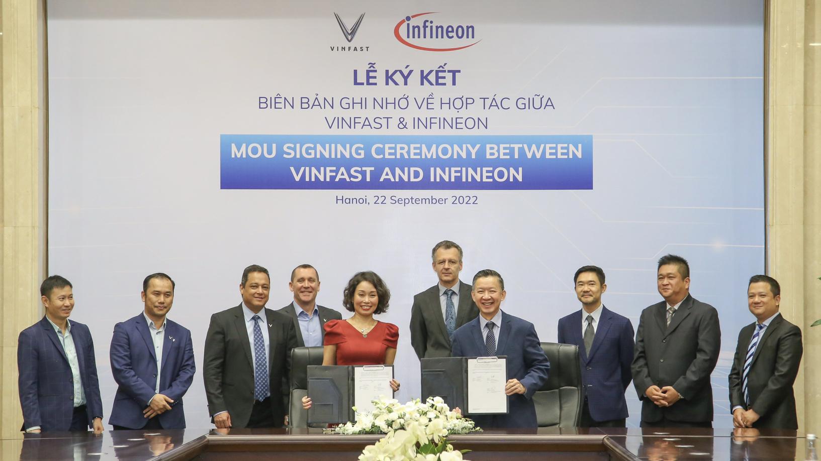 Infineon dan VinFast memperluas kemitraan di bidang elektromobilitas. Mdm. Thuy Le, CEO Global VinFast (kelima dari kiri) dan Mr. Kenneth Lim, Kepala Otomotif, Asia Pasifik di Infineon (keenam dari kiri) menandatangani Memorandum of Understanding (MoU) di Hanoi pada 22 September 2022 sebagai pendahuluan dari pengumuman yang dibuat pada kesempatan OktoberTech™ Asia Pacific (Foto: Istimewa)