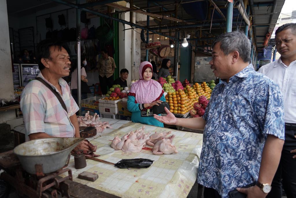 Bupati Garut, Rudy Gunawan, meninjau secara langsung pusat perbelanjaan Pengkolan dan Pasar Mandalagiri (Foto: Istimewa)