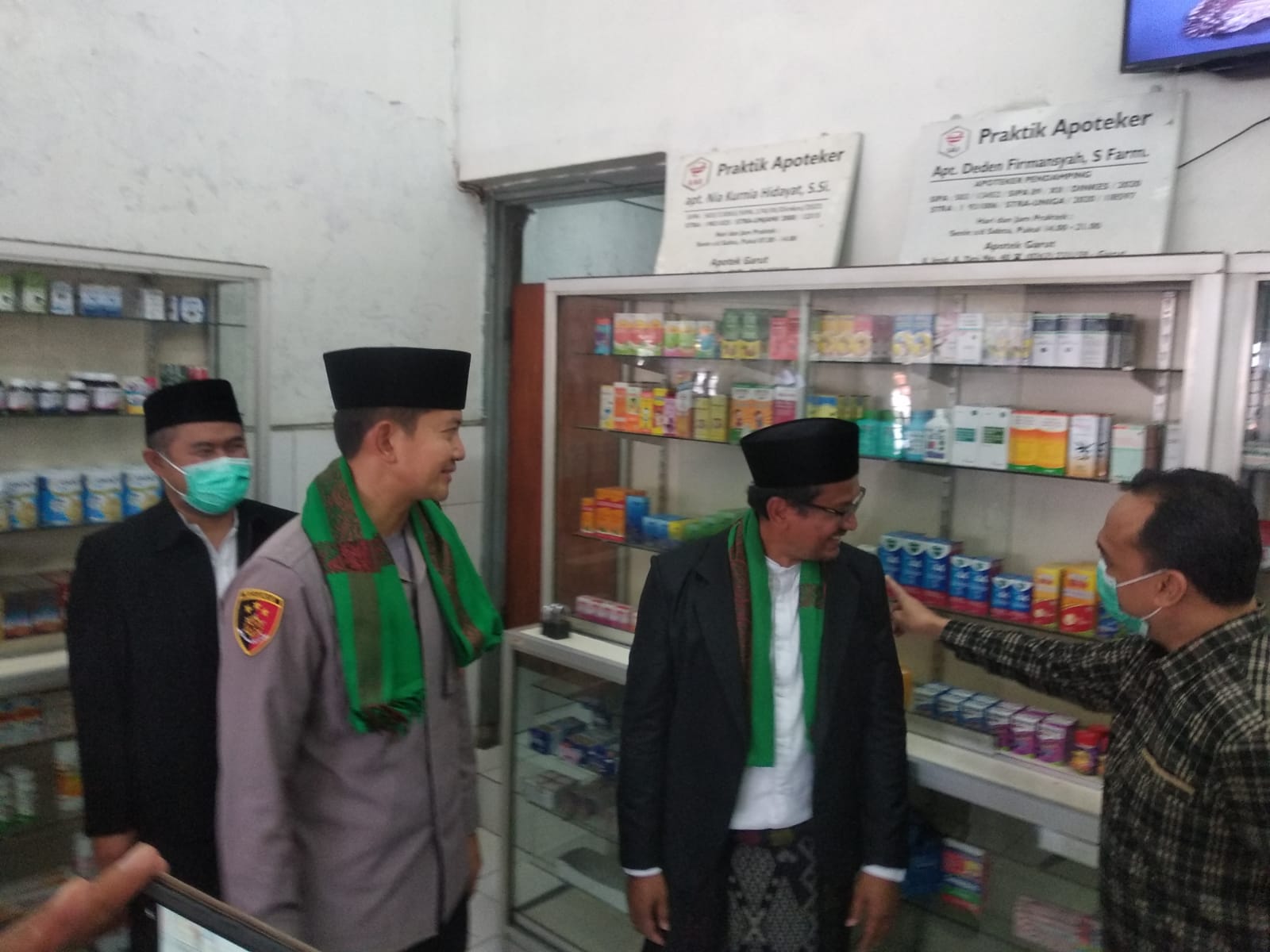 Wakil Bupati Garut, dr.Helmi Budiman, dan Kapolres Garut, AKBP Wirdhanto Hadicaksono, saat melakukan pengecekan di salah satu apotek di wilayah perkotaan Garut (Foto: Istimewa)