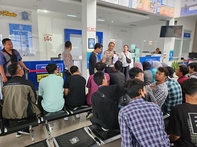 Puluhan penyandang disabilitas mengikuti proses penerbitan SIM di kantor Satpas Sat Lantas Polres Sukabumi Kota, Jalan KH. A Sanusi Kelurahan Benteng, Kecamatan Warudoyong, Kota Sukabumi. (Foto: dian/dara.co.id)
