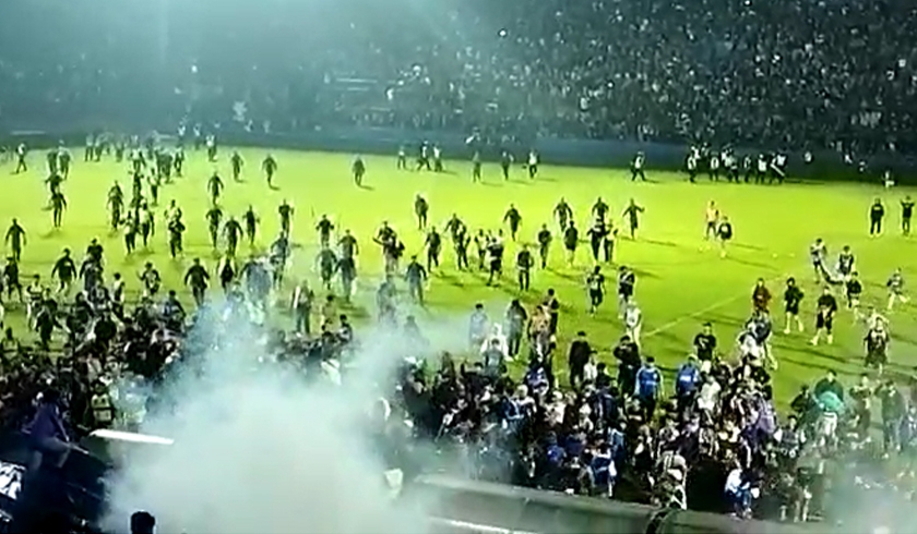 Kerusuhan suporter pecah di Stadion Kanjuruhan Malang seusai laga Arema FC melawan Persebaya Surabaya. (Foto: PMJ News/Tangkapan Layar/PMJNews)