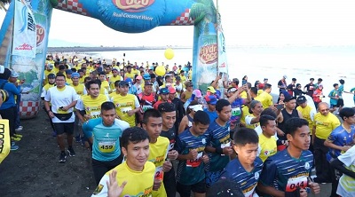 Bupati Sukabumi H. Marwan Hamami melepas 1.100 peserta Menpora Beach Trail Run 2022, di Pantai Batubintang, Desa Jayanti, Kecamatan Palabuhanratu. Minggu (30/10/22). (Foto: dyan/dara.co.id)
