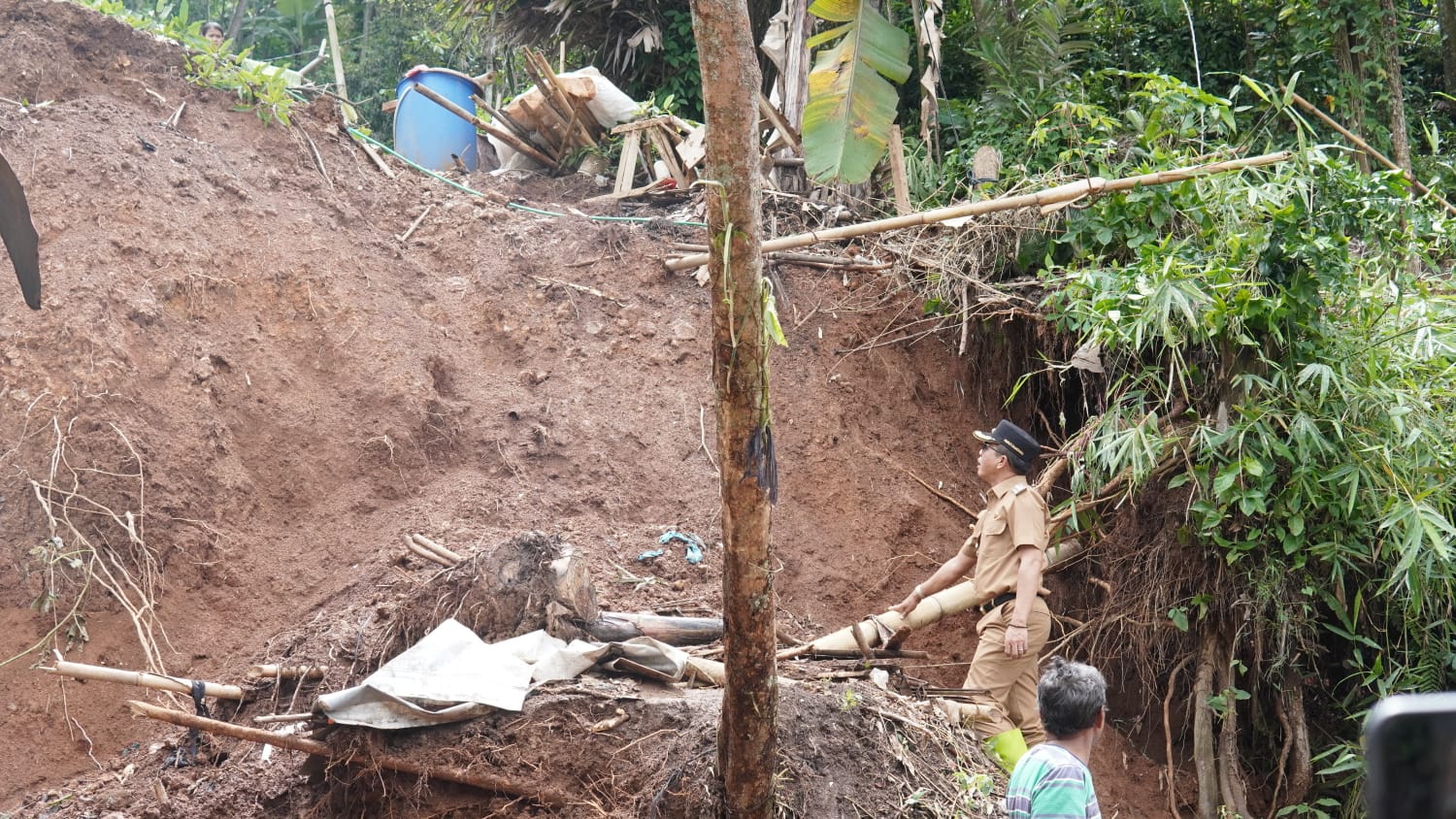 Bipati Bandung Dadang Supriatna meninjau longsor di Karamat Mulya (Foto: Istimewa)