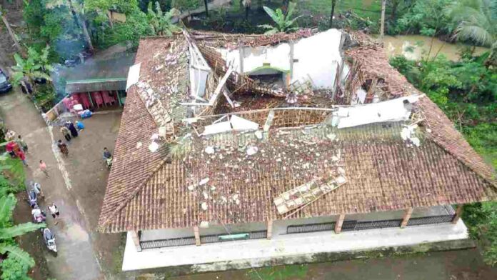 Masjid di Pangandaran Ambruk (Foto: Madlani/HR)