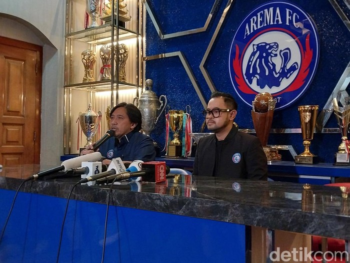 Presiden Arema FC Gilang Widya Pramana bersama Media Officer Sudarmaji. (Foto: M Bagus Ibrahim/detikJatim)

