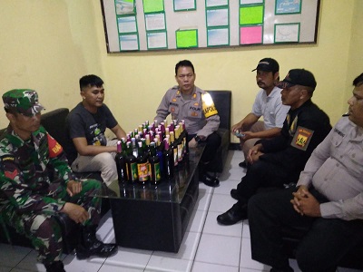 Polsek Kalapanunggal Polres Sukabumi berhasil menyita puluhan botol minuman keras dari warung jamu di wilayah Kecamatan Kabandungan Kabupaten Sukabumi, Sabtu malam (29/10/22).(Foto: dyan/dara.co.id)