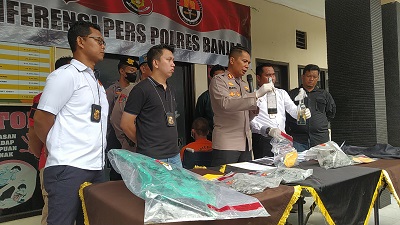 

Kapolres Banjar AKBP dan Kasatreskrim AKP Nandang Rokhman menunjukkan barang bukti bom molotov saat menggelar konferensi pers di halaman Mapolresta Banjar, Kamis (22/10/2022). (Foto: Bayu/dara co.id).