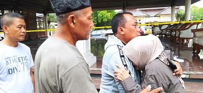 Wali Kota Banjar Ade Uu Sukaesih menangis saat melihat kondisi lobby pendopo yang hangus terbakar. (Foto: bayu/dara.co.id)
