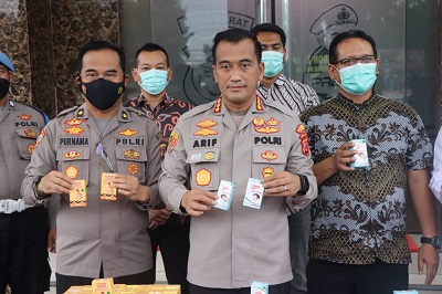 
Kapolresta Cirebon, Kombes Pol Arif Budiman, S.I.K, M.H, memperlihatkan obat sirup yang disita karena mengandung zat etilen glikol dan dietilen glikol,Jumat (21/10/2022). (Foto: bambang/dara.co.id)