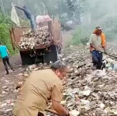 Bendara UPT Kebersihan KBB, Agus turun tangan ikut membersihkan sampah liar yang berada di Komplek Perkantoran KBB (Foto: Istimewa)