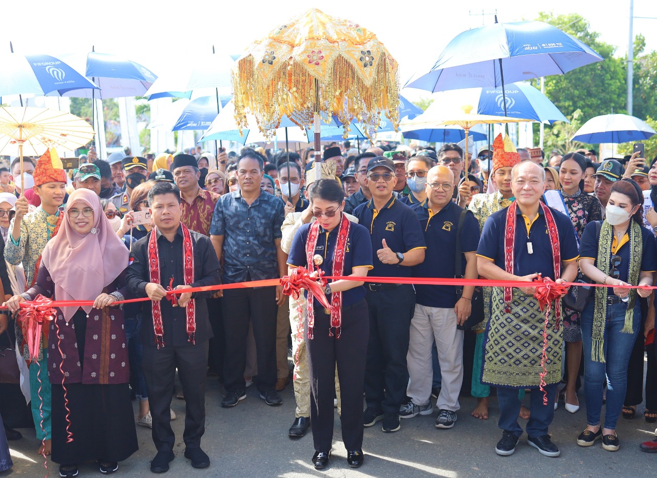 Pemotongan pita dilakukan oleh Walikota Singkawang Tjhai Chui Mie (tengah), Bupati Sambas Satono (kedua dari kiri), Direktur PT Astra International Tbk, yang juga Director-in-Charge (DIC) Astra Financial Suparno Djasmin (kanan) sebagai simbol peresmian gerbang Mahligai Pesisir pada Minggu, 27 November 2022 di batas wilayah Singkawang-Sambas persembahan Astra Financial melalui 3 bisnis unit yaitu FIFGROUP, Asuransi Astra, dan AstraPay (Foto: Istimewa)