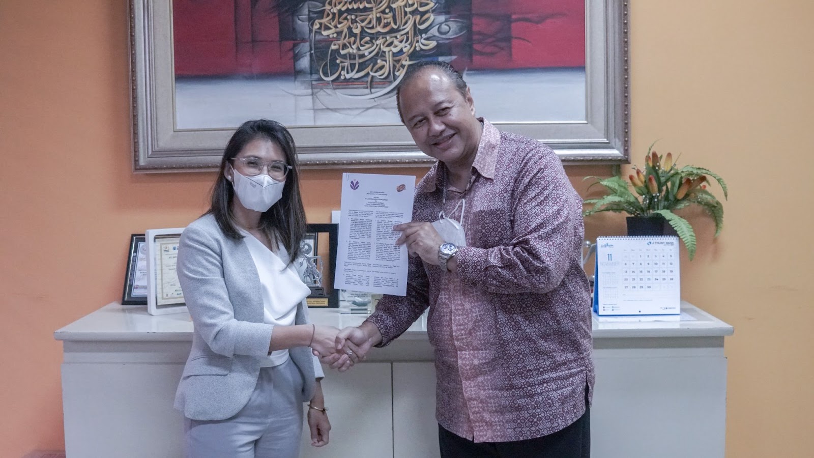  CEO BINAR Alamanda Shantika bersama dengan Arief Hidayat Direktur PT Dutagriya Sarana (Foto: Istimewa)