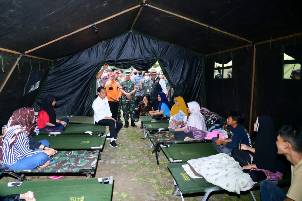 Presiden Jokowi saat meninjau langsung lokasi terdampak gempa bumi di  tenda pengungsian di Taman Prawatasari, Kabupaten Cianjur, Provinsi Jawa Barat, pada Selasa (22/11/2022). (Foto: BPMI Setpres/Muchlis Jr)

