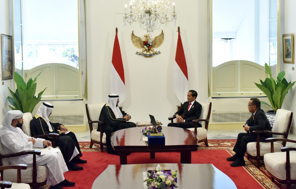 Presiden Jokowi saat menerima Sekjen Abu Dhabi Peace Forum Al-Mahfouz bin Abdullah bin Bayyah, di Istana Merdeka, Jakarta, Senin (07/11/2022) pagi. (Foto: Humas Setkab/Jay)

