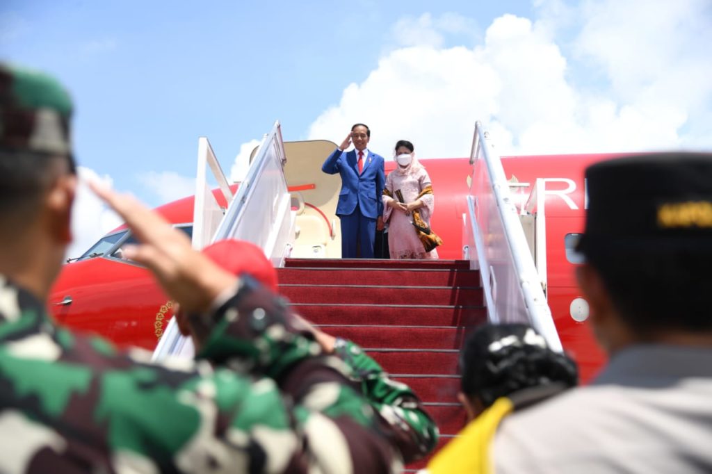 Presiden Jokowi dan Ibu Iriana Joko Widodo bertolak menuju Bangkok, Thailand, Kamis (17/11/2022), untuk menghadiri KTT Kerja Sama Ekonomi Asia Pasifik (APEC) tahun 2022. (Foto: BPMI Setpres/Lukas)
