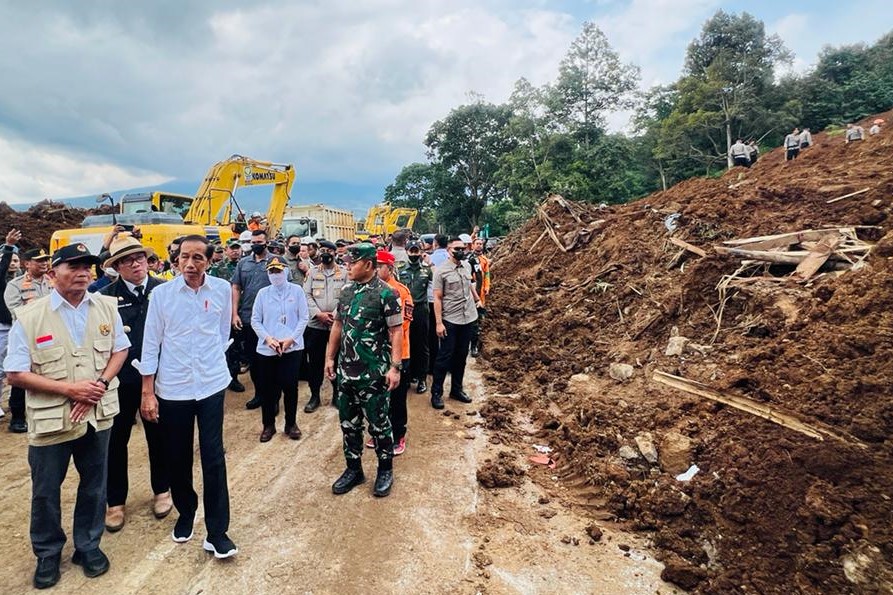 Presiden Jokowi saat meninjau langsung lokasi terdampak gempa bumi di Kecamatan Cugenang, Kabupaten Cianjur, Jabar, Selasa (22/11/2022). (Foto: BPMI Setpres/Laily Rachev)

