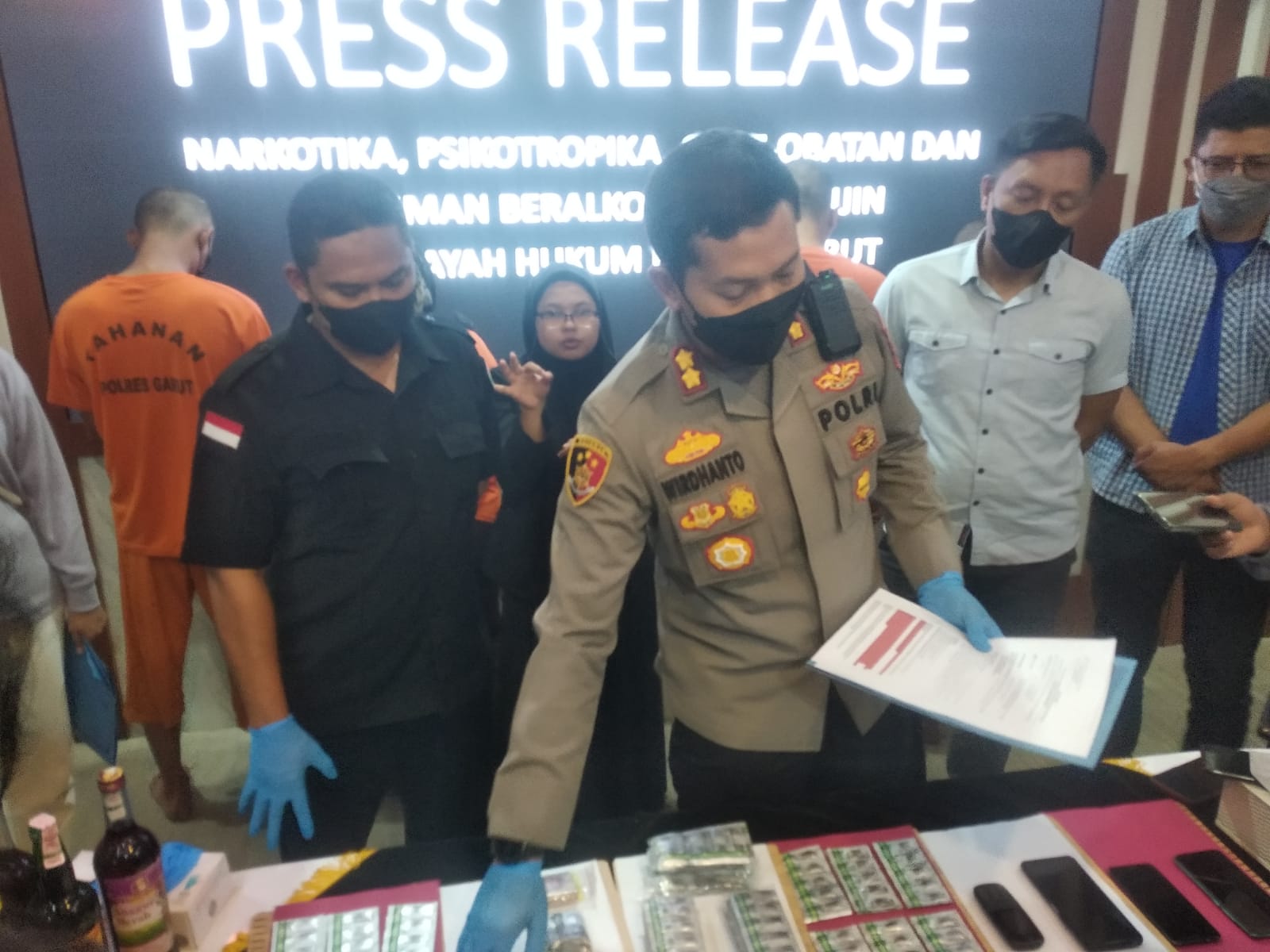 Kapolres Garut, AKBP Wirdhanto Hadicaksono, didampingi Kasat Narkoba, AKP Jimi, memberikan keterangan kepada  watawan saat menggelar konferensi pers di Aula Mapolres Garut, Selasa (8/11//2022) (Foto: Istimewa)
