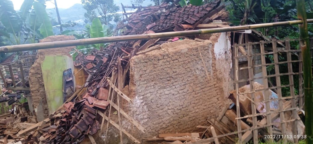 Satu rumah warga di Kampung Singatuwuh Cisompet ambruk (Foto: Istimewa)