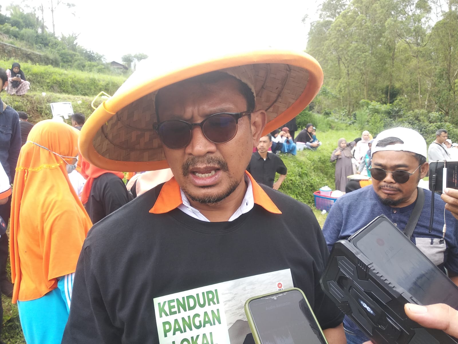 Wakil Bupati Garut, yang juga Ketua DPD PKS Kabupaten Garut, dr. Helmi Budiman, memberikan keterangan saat Kenduri Pangan Lokal dalam rangka peringatan Hari Tani dan Pangan Nasional di Desa Keramatwangi, Kecamatan Cisurupan, Kabupaten Garut, Minggu (13/11/2022). (Foto: Istimewa)