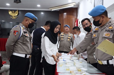 Puluhan personel Satuan Narkoba Polres Sukabumi Kota jalani pemeriksaan kesehatan bebas narkoba di Aula Graha Rekonfu Polres Sukabumi Kota, Senin (21/11/2022).(Foto: Humas Polresta Sukabumi)