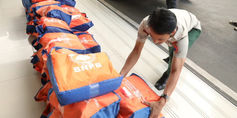 Petugas BNPB sedang mempersiapkan bantuan logistik yang akan dikirimkan menuju lokasi terdampak gempa M5,6 Kabupaten Cianjur, Senin (21/11). (Foto: Istimewa/BNPB)