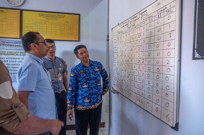 Kepala Badan Pendapatan Daerah (Bapenda) Jawa Barat, Dedi Taufik mencermati data-data korban bencana gempa bumi di Kabupaten Cianjur, Selasa (29/11/2022). (Foto: deram/dara.co.id)

